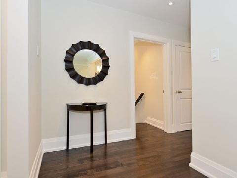 8 Tiffany Crt, House detached with 3 bedrooms, 2 bathrooms and 3 parking in Toronto ON | Image 4