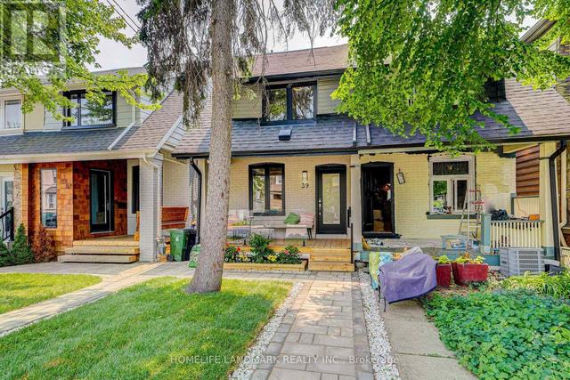 39 Baltic Ave, House semidetached with 3 bedrooms, 3 bathrooms and 1 parking in Toronto ON | Image 2
