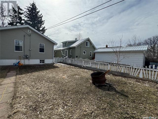 219 7th Avenue E, House detached with 3 bedrooms, 2 bathrooms and null parking in Assiniboia SK | Image 27