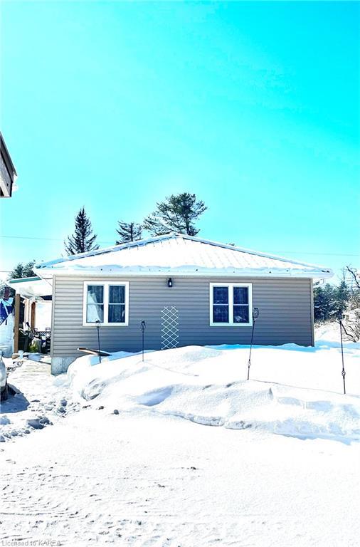 10131 Highway 41, House detached with 2 bedrooms, 1 bathrooms and 8 parking in Addington Highlands ON | Image 2