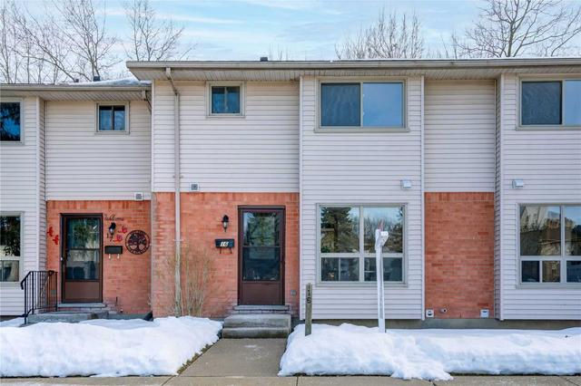 355 Sandringham Cres, Townhouse with 3 bedrooms, 2 bathrooms and 1 parking in London ON | Image 1