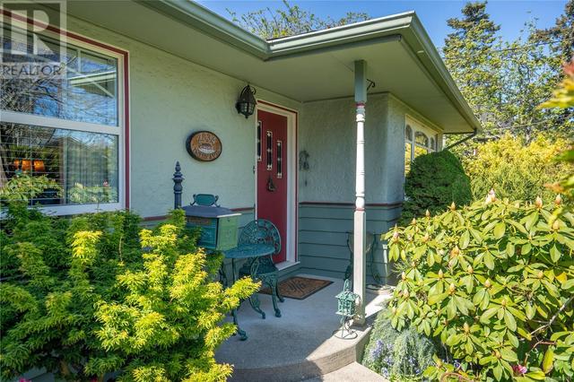 2834 Inlet Ave, House detached with 4 bedrooms, 1 bathrooms and 2 parking in Saanich BC | Image 34