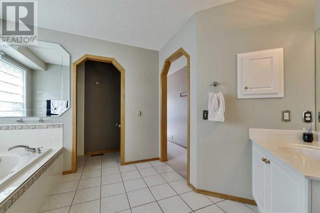 2281 Sirocco Drive Sw, House detached with 3 bedrooms, 2 bathrooms and 4 parking in Calgary AB | Image 35