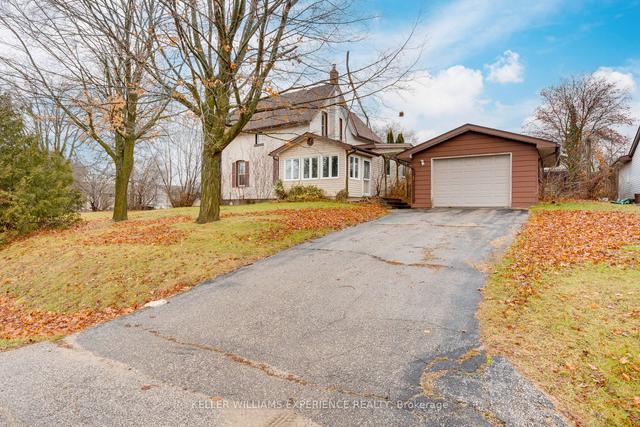 43 Fittons Rd W, House detached with 4 bedrooms, 2 bathrooms and 7 parking in Orillia ON | Image 4
