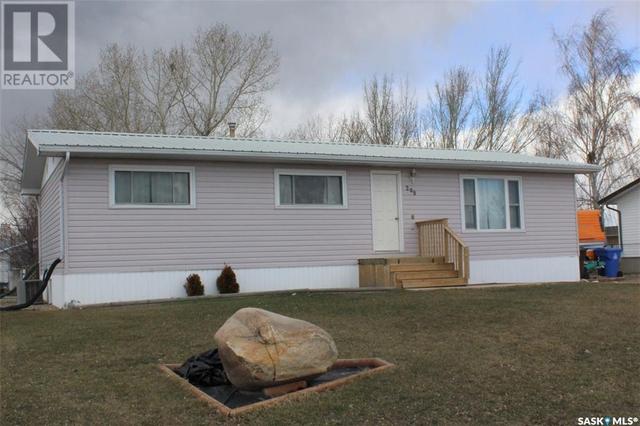 209 3rd Avenue E, House detached with 3 bedrooms, 2 bathrooms and null parking in Lampman SK | Image 1