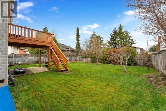 1560 Prairie St, House detached with 7 bedrooms, 3 bathrooms and 3 parking in Saanich BC | Image 43