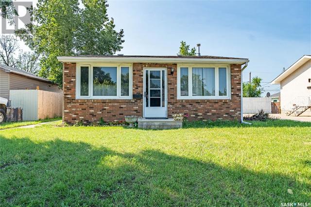 1007 Ominica Street E, House detached with 3 bedrooms, 1 bathrooms and null parking in Moose Jaw SK | Image 2
