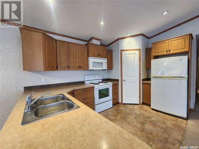 147 6th Avenue E, Home with 2 bedrooms, 2 bathrooms and null parking in Melville SK | Image 14