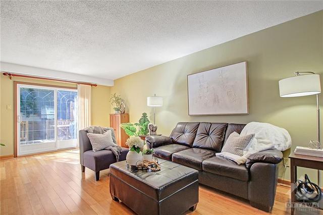 52 Tarquin Crescent, Townhouse with 3 bedrooms, 2 bathrooms and 4 parking in Ottawa ON | Image 5