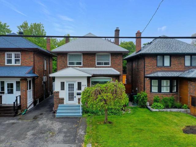 2518 Lake Shore Blvd W, House detached with 3 bedrooms, 3 bathrooms and 2 parking in Toronto ON | Image 1