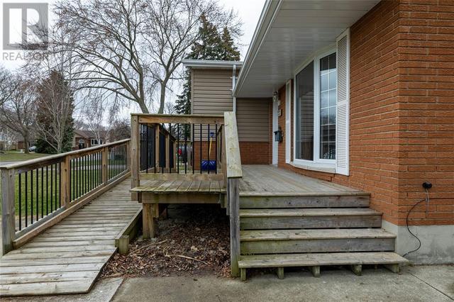 1151 Cambridge Crescent, House detached with 4 bedrooms, 1 bathrooms and null parking in Sarnia ON | Image 3