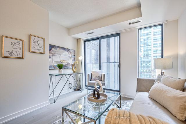 310 - 25 Richmond St E, Condo with 1 bedrooms, 1 bathrooms and 0 parking in Toronto ON | Image 5