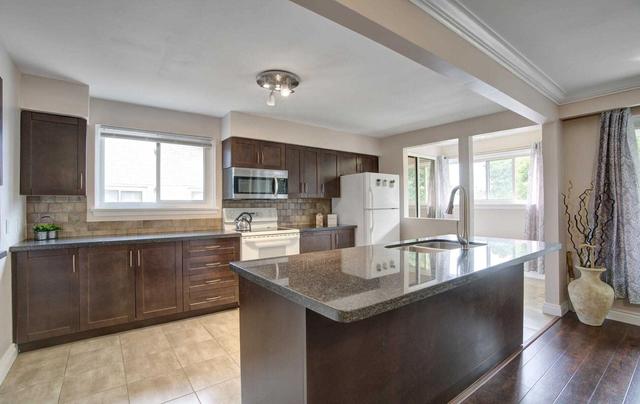 1749 Sandgate Cres, House semidetached with 3 bedrooms, 1 bathrooms and 2 parking in Mississauga ON | Image 3