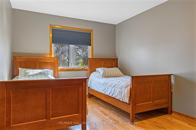 143 Peel St, House detached with 3 bedrooms, 2 bathrooms and 11 parking in Barrie ON | Image 3