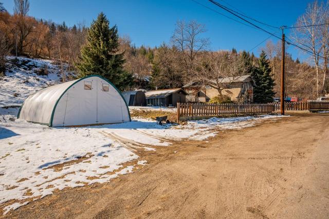 228 1st Ave, House detached with 4 bedrooms, 1 bathrooms and 5 parking in Kootenay Boundary B BC | Image 6