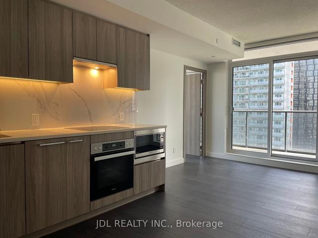 3206 - 38 Widmer St, Condo with 3 bedrooms, 2 bathrooms and 1 parking in Toronto ON | Image 5