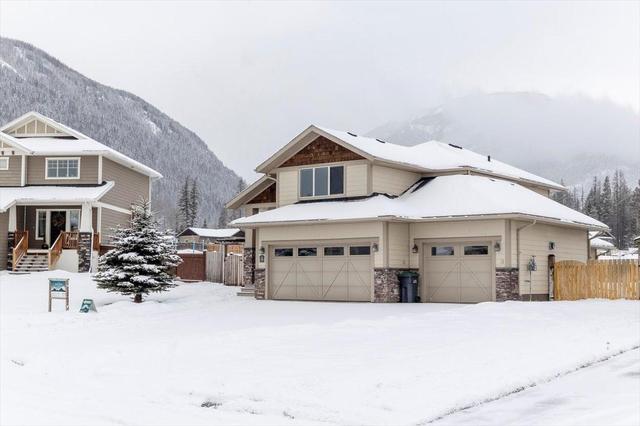 2311 Falcon Court, House detached with 3 bedrooms, 2 bathrooms and 5 parking in Sparwood BC | Image 8