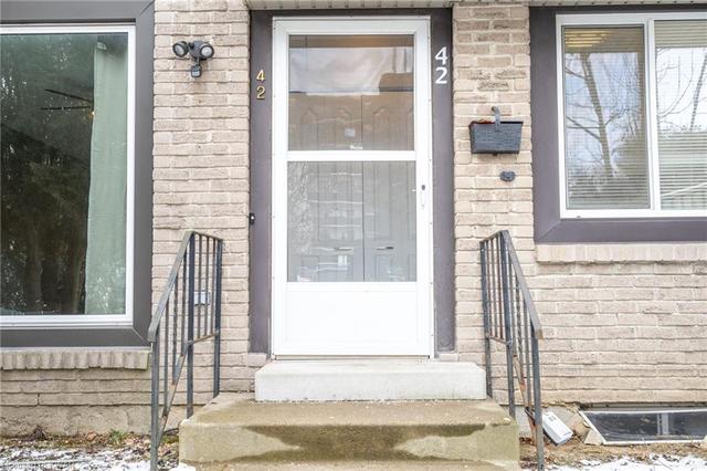 42 Wilsonview Avenue, House attached with 2 bedrooms, 1 bathrooms and 1 parking in Guelph ON | Image 2