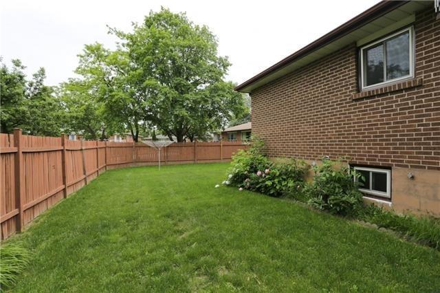 1316 Erinmore Dr, House semidetached with 3 bedrooms, 2 bathrooms and 3 parking in Mississauga ON | Image 8
