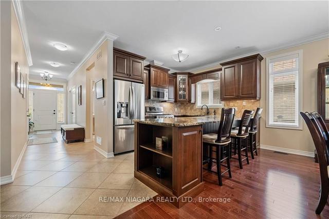 33 Hickory Ave, House detached with 2 bedrooms, 3 bathrooms and 4 parking in Niagara on the Lake ON | Image 3