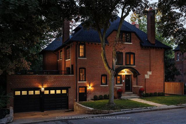 379 Walmer Rd, House detached with 7 bedrooms, 6 bathrooms and 4 parking in Toronto ON | Image 1