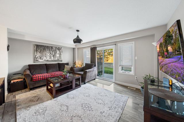 19 Kingsbury Sq, Townhouse with 3 bedrooms, 3 bathrooms and 2 parking in Guelph ON | Image 4