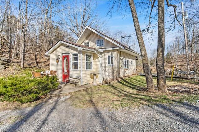 1037 Old Mine Lane, House detached with 3 bedrooms, 1 bathrooms and 15 parking in South Frontenac ON | Image 1