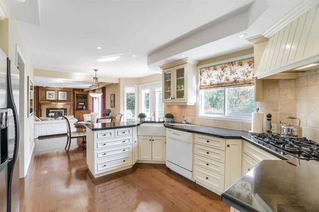 256 Royal Oak Crt, House detached with 4 bedrooms, 4 bathrooms and 8 parking in Oakville ON | Image 2