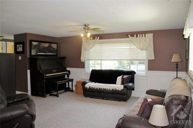 17 Lazy Nol Court, House detached with 3 bedrooms, 2 bathrooms and 4 parking in Ottawa ON | Image 5