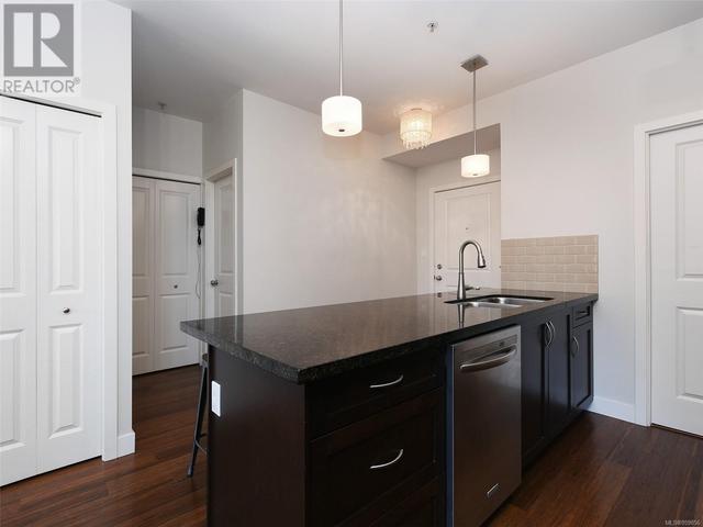 Lots of Counter Space! | Image 11