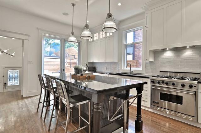111 Bedford Rd, House semidetached with 5 bedrooms, 5 bathrooms and 2 parking in Toronto ON | Image 2