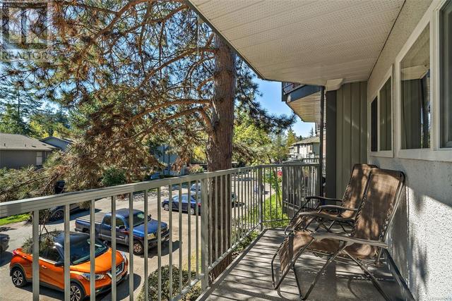 560 Carnation Pl, Condo with 2 bedrooms, 1 bathrooms and 1 parking in Saanich BC | Image 19