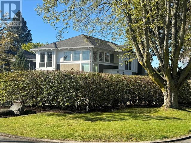 2995 Uplands Rd, House detached with 5 bedrooms, 4 bathrooms and 4 parking in Oak Bay BC | Image 2