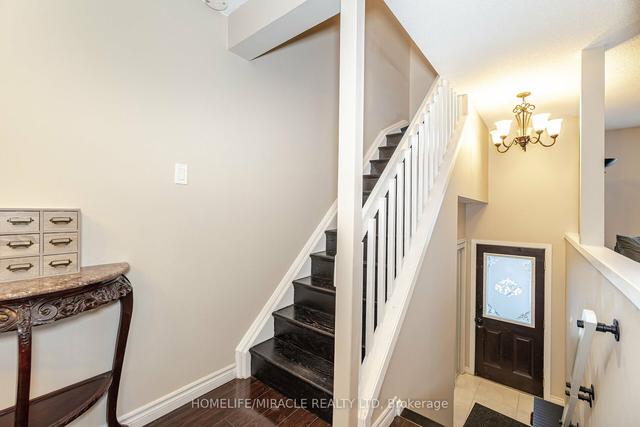 23 Hoskins Sq, House attached with 3 bedrooms, 2 bathrooms and 3 parking in Brampton ON | Image 7