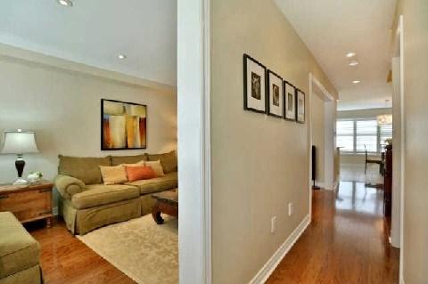 2386 Baronwood Dr, House attached with 3 bedrooms, 3 bathrooms and 2 parking in Oakville ON | Image 3