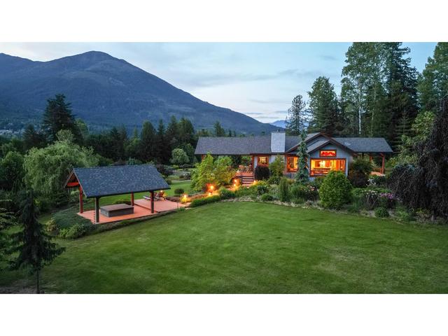 6890 Harrop Procter Road, House detached with 3 bedrooms, 3 bathrooms and 8 parking in Central Kootenay E BC | Image 3