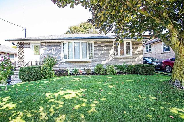 750 Gaspe Ave, House detached with 3 bedrooms, 2 bathrooms and 4 parking in Oshawa ON | Image 1