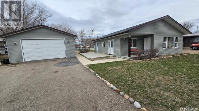 124 3rd Street E, House detached with 2 bedrooms, 2 bathrooms and null parking in Ponteix SK | Image 1