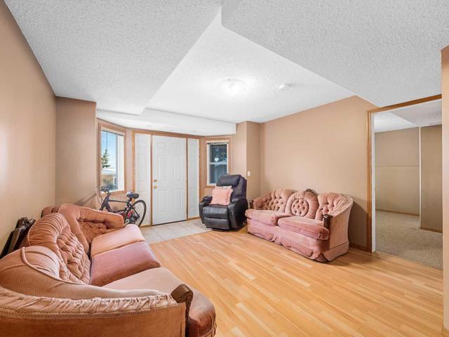 2856 Signal Hill Heights Sw, Home with 6 bedrooms, 3 bathrooms and 4 parking in Calgary AB | Image 22