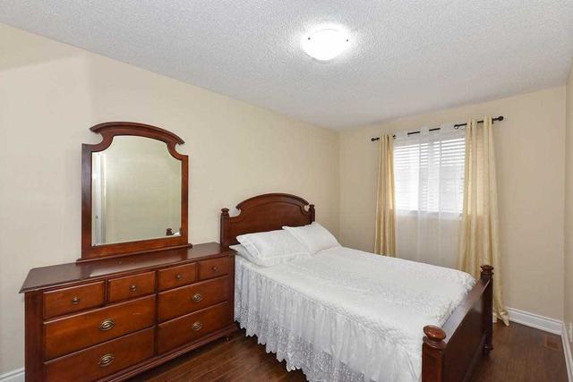 73 Moregate Cres, Townhouse with 3 bedrooms, 3 bathrooms and 2 parking in Brampton ON | Image 6