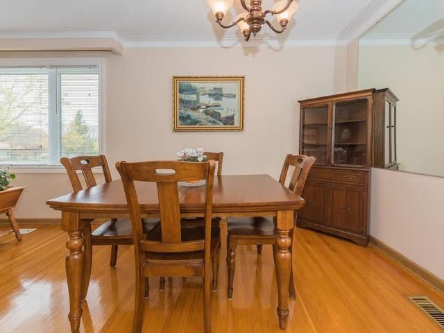 124 Thicketwood Dr, House detached with 3 bedrooms, 2 bathrooms and 3 parking in Toronto ON | Image 5