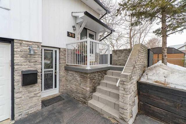90 Centre St N, House semidetached with 3 bedrooms, 2 bathrooms and 4 parking in Brampton ON | Image 2