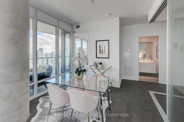 2516 - 488 University Ave, Condo with 3 bedrooms, 2 bathrooms and 0 parking in Toronto ON | Image 6