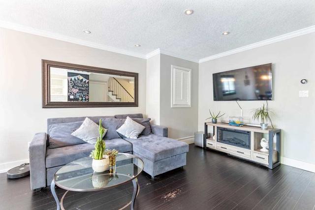 57 Gilgorm Rd, Townhouse with 3 bedrooms, 2 bathrooms and 1 parking in Brampton ON | Image 23