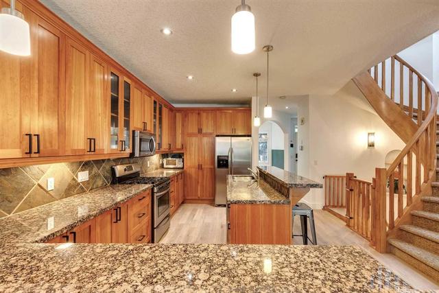 2724 7 Avenue Nw, Home with 3 bedrooms, 3 bathrooms and 4 parking in Calgary AB | Image 8