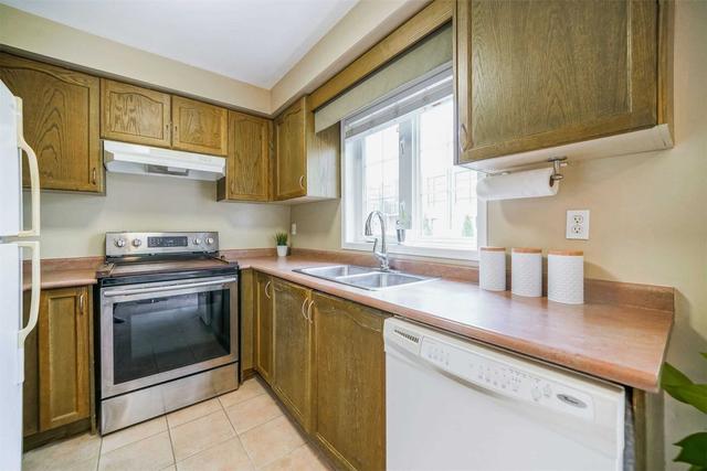 111 Timberwolf Cres, House attached with 3 bedrooms, 3 bathrooms and 3 parking in Vaughan ON | Image 4