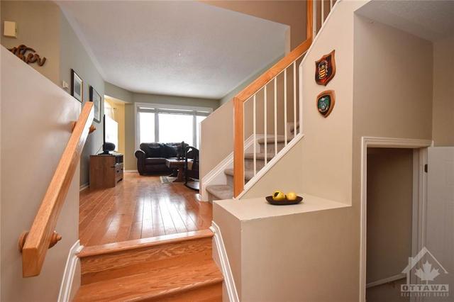 6229 Arbourwood Drive, Townhouse with 3 bedrooms, 3 bathrooms and 3 parking in Ottawa ON | Image 4