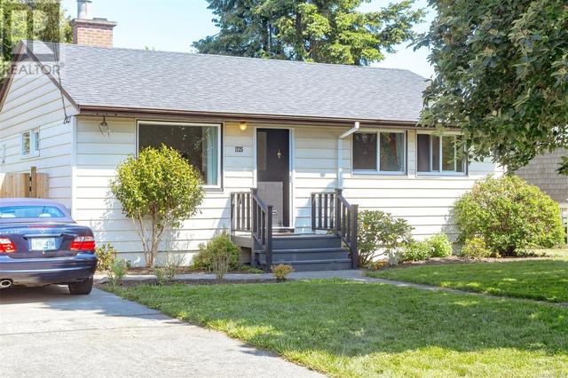1725 Amphion St, House detached with 3 bedrooms, 1 bathrooms and 2 parking in Victoria BC | Image 23