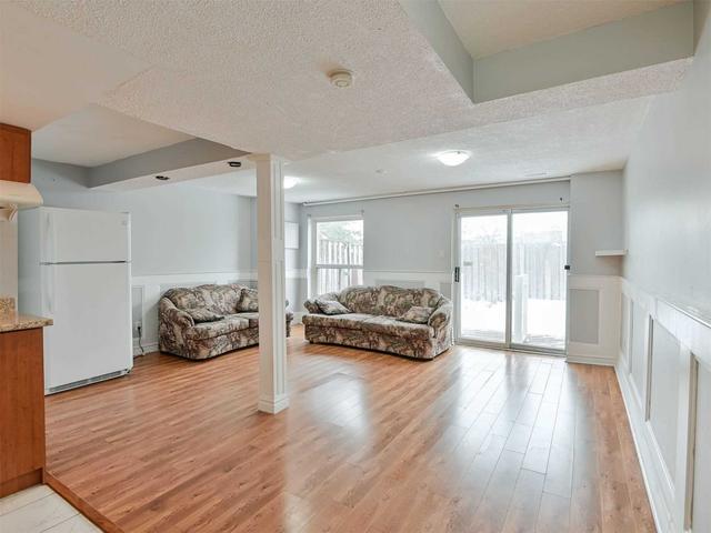 40 Collins Cres, Townhouse with 3 bedrooms, 3 bathrooms and 2 parking in Brampton ON | Image 5