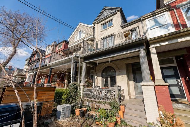 237 Markham St, House attached with 5 bedrooms, 3 bathrooms and 1 parking in Toronto ON | Image 1